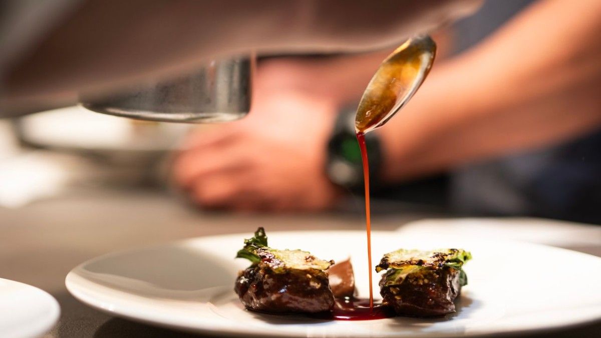 Roundtable dinner - Slider 1